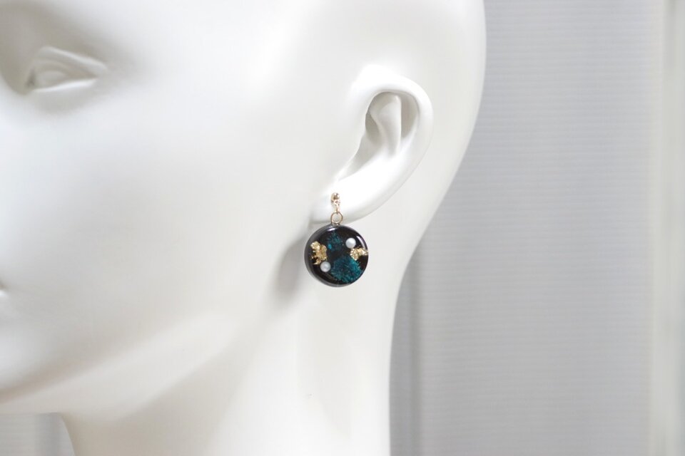 レジンアート　ラウンドピアス〈眠る孔雀〉