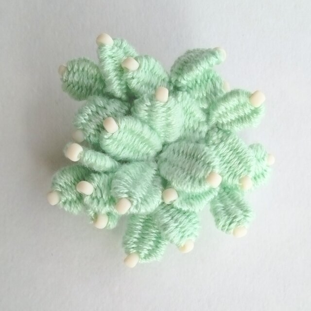 プリプリ多肉植物みたいな刺繍ブローチ　ミント色