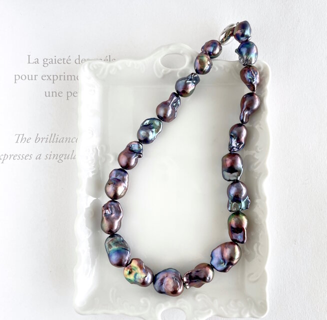 ラベンダーピーコックカラー 中ぶりなオイスターパールのチョーカー