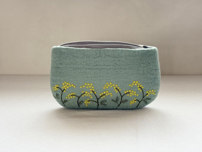 羊毛刺繍フェルトポーチ/  mimosa