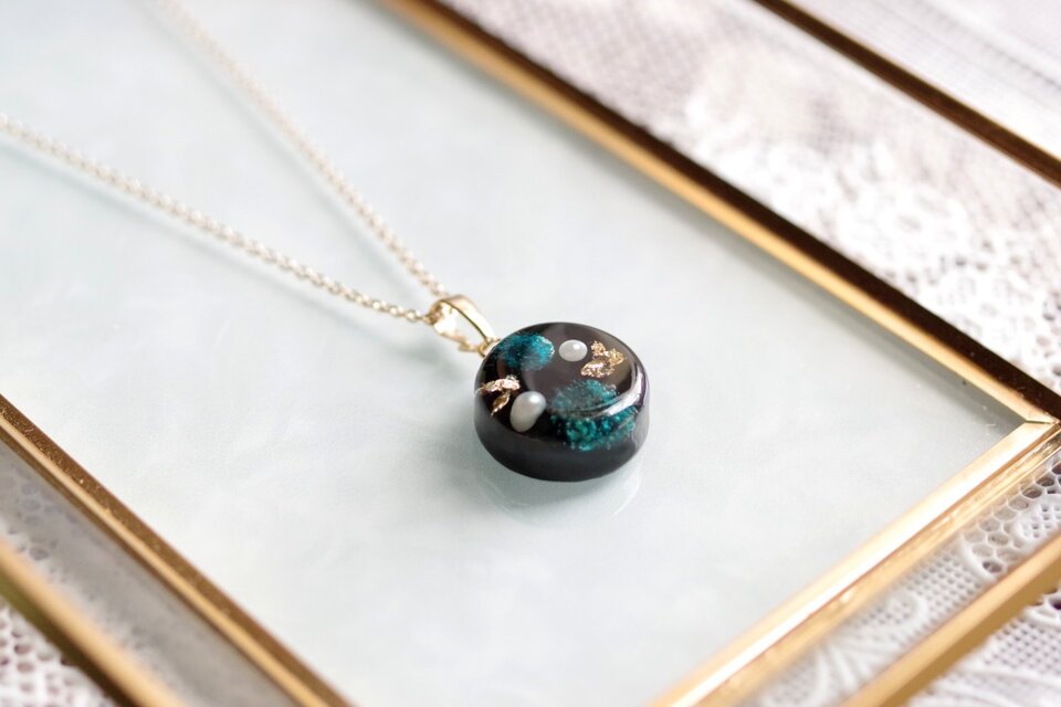 レジンアート　ラウンドペンダント〈眠る孔雀〉