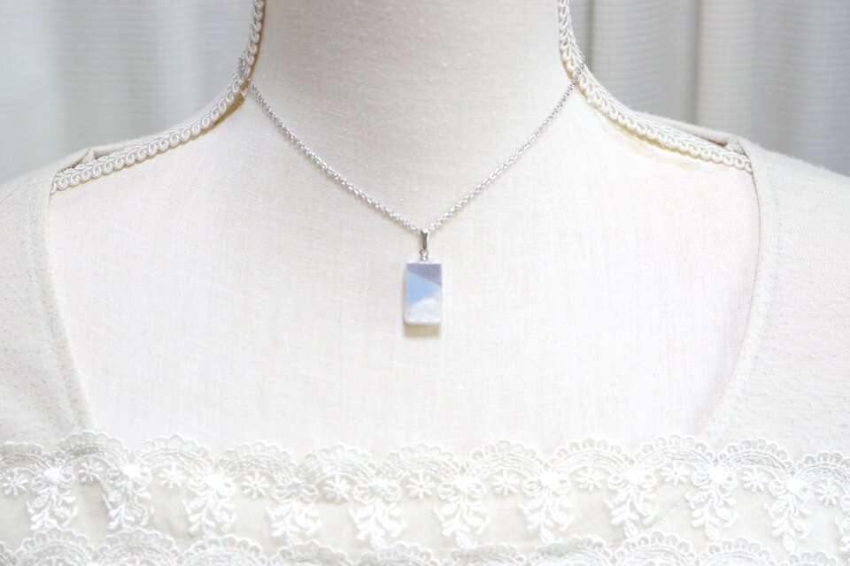 レジンアート　長方形のペンダント〈メロウ〉