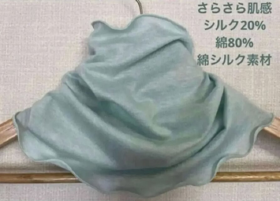 さらさらすべすべ肌感、綿シルクエメラルドグリーン手作りネックウォーマー　日焼け止めにおススメ　光沢感・高級感があります。