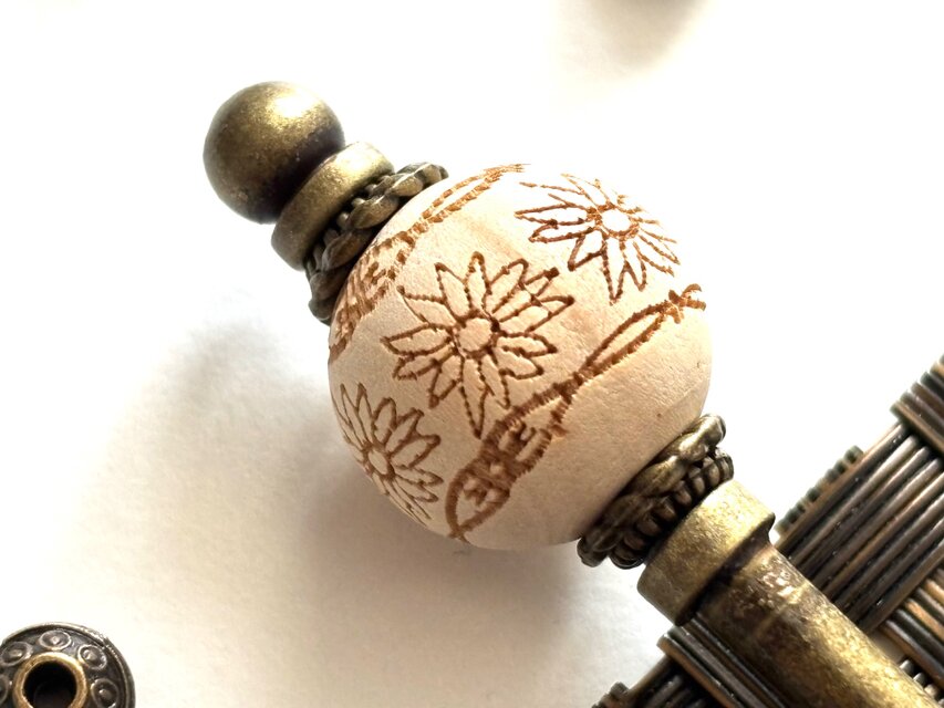 かんざし　レーザーカットの和柄＆エスニック模様のウッドビーズI　ナチュラル　ベージュ　ブラウン　茶色のコピー