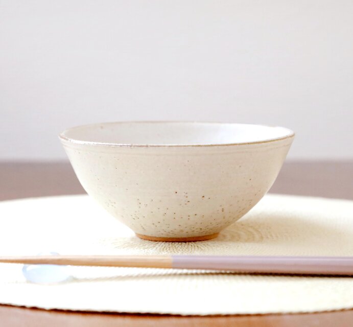 赤陶土と白マット釉の飯碗 縁錆 ＊ ２