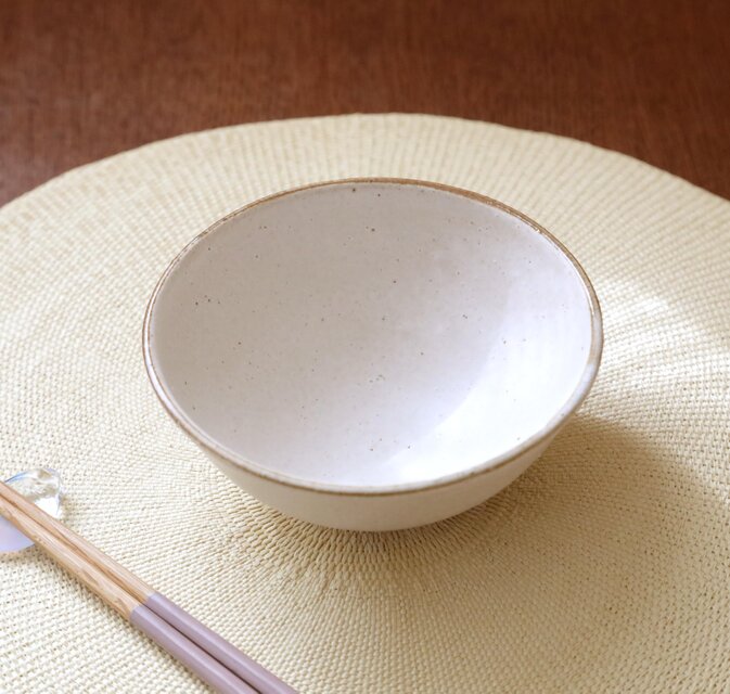 赤陶土と白マット釉の飯碗 縁錆 ＊ 2 | iichi 日々の暮らしを心地よく