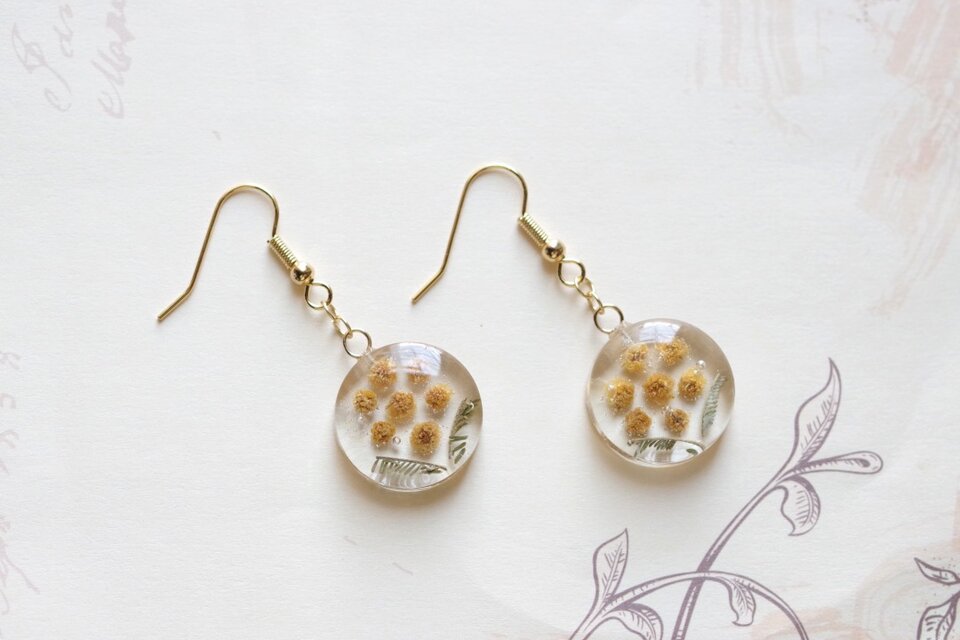 レジンアート　ラウンドピアス〈ミモザ咲く春〉