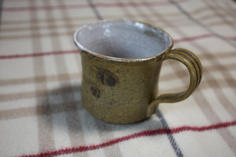 うす掛け釉の枯草色コーヒーカップ・チューリップ型