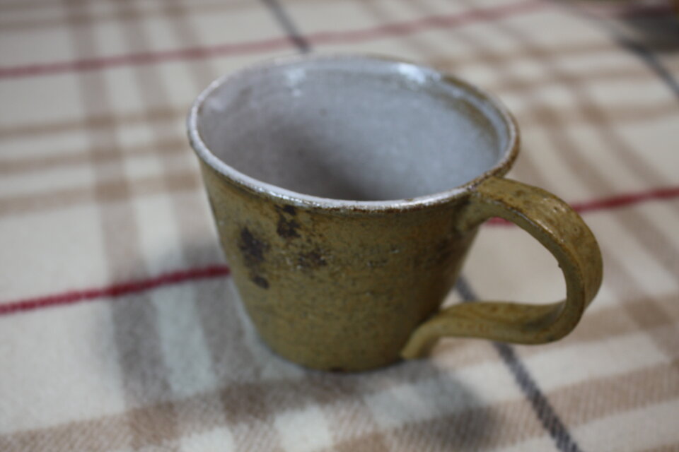 うす掛けの枯草色コーヒーカップ・丸形