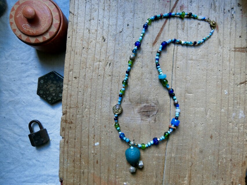 ＊happy price＊古の水色ネックレス。＠いろいろな古い時代のアジアと世界のビーズのランダム