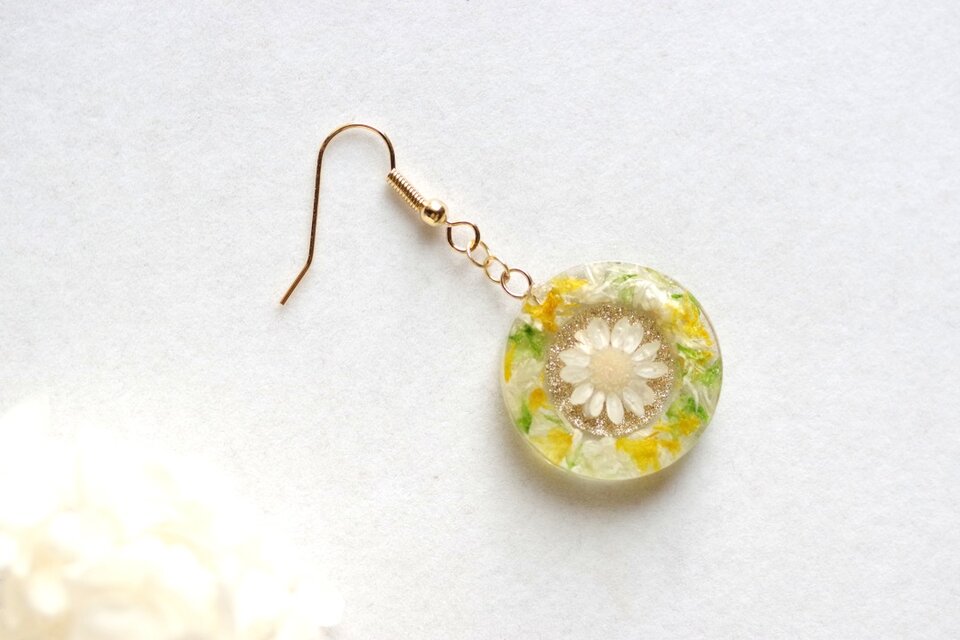 レジンアート　ラウンドピアス〈花時計・イエロー〉