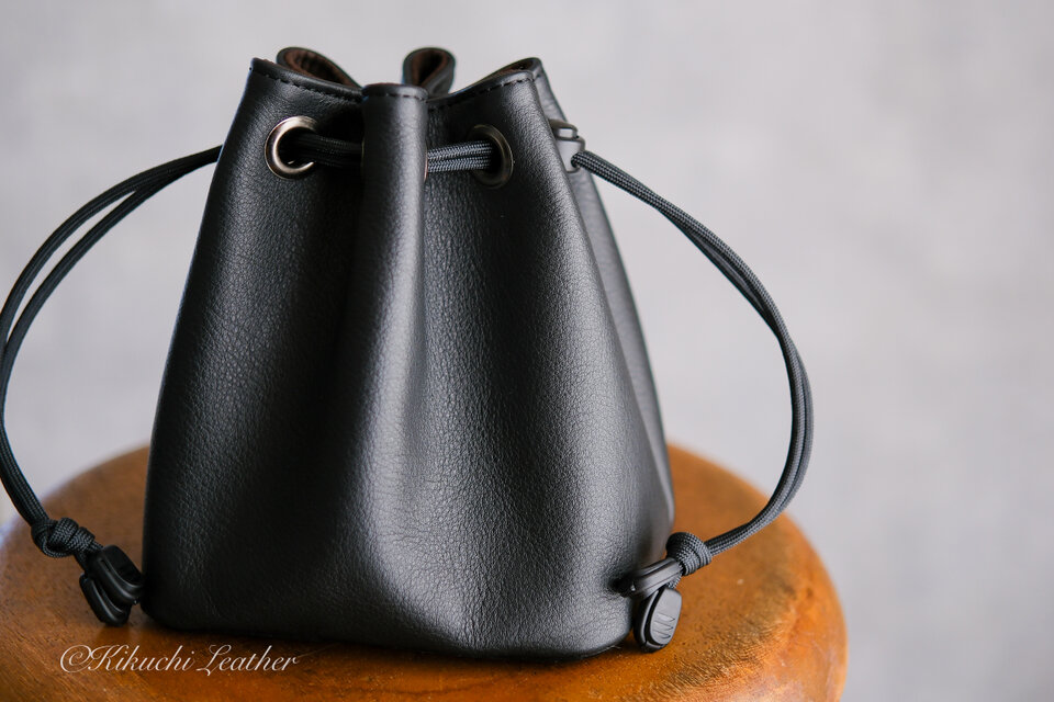 ハトメ巾着袋、中サイズ、小シボ型押し牛革、ブラック WATERPROOF LEATHER》巾着カメラポーチ Lサイズ | iichi 日々の暮らし