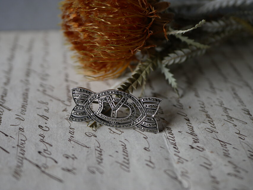 純銀　リュバン　イニシャルブローチ　ヴィンテージブローチ　マーカサイト　フランスアンティーク