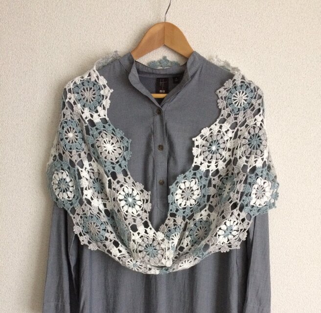再々オープン記念価格〜コットンリネンのモチーフつなぎのスヌード水色系