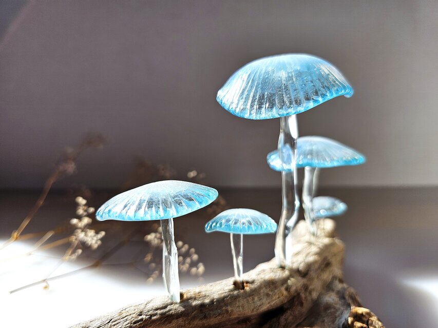 ガラスのキノコ 置物 オブジェ ライトブルーの筋笠5本 | iichi 日々の