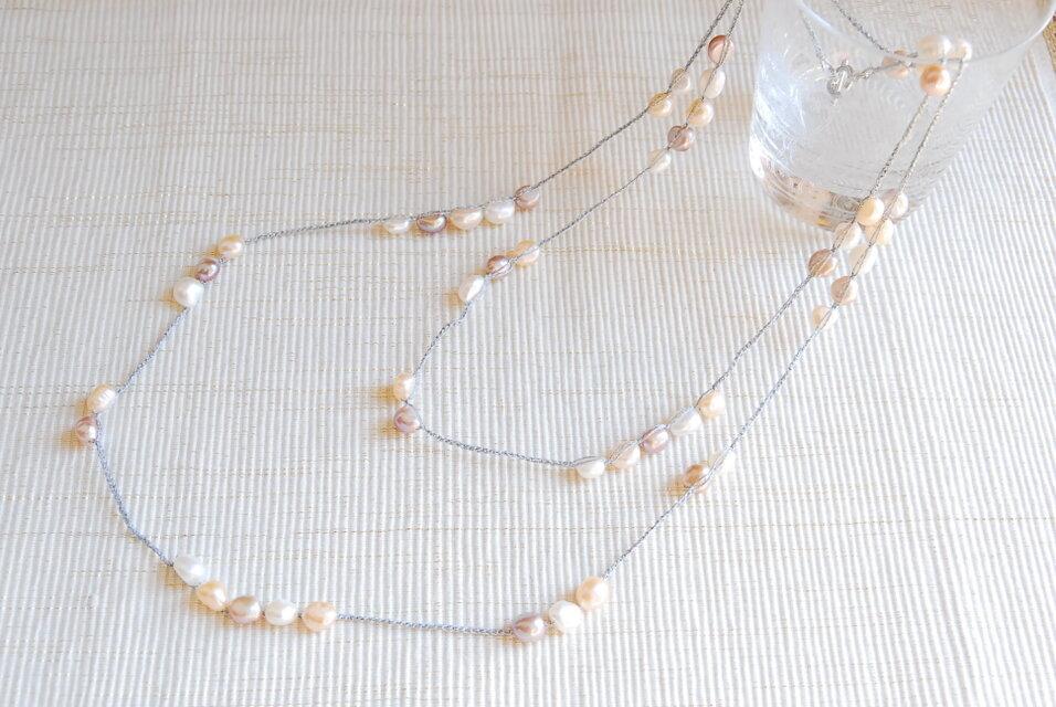 再販　マルチカラーバロックパールのクロシェネックレス　シルバー