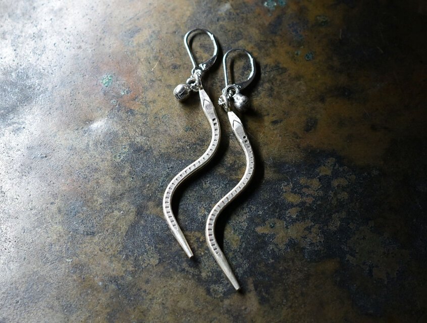 にょろり蛇カレンシルバーとインドシルバー鈴のピアス