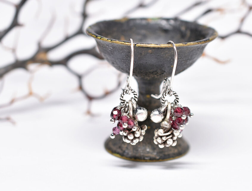 蕾カレンシルバーとたわわなガーネット、インドシルバー鈴のピアス