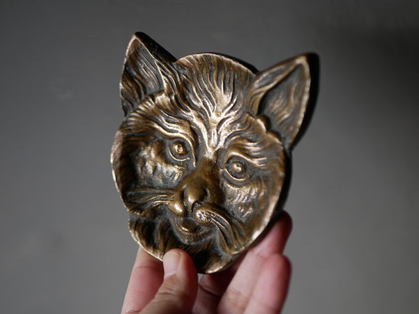 比較的良好フランスアンティーク猫プレート　アスティエ　真鍮　ブロンズ フランスブロカント 真鍮製ネコさんトレイ | minon antiques