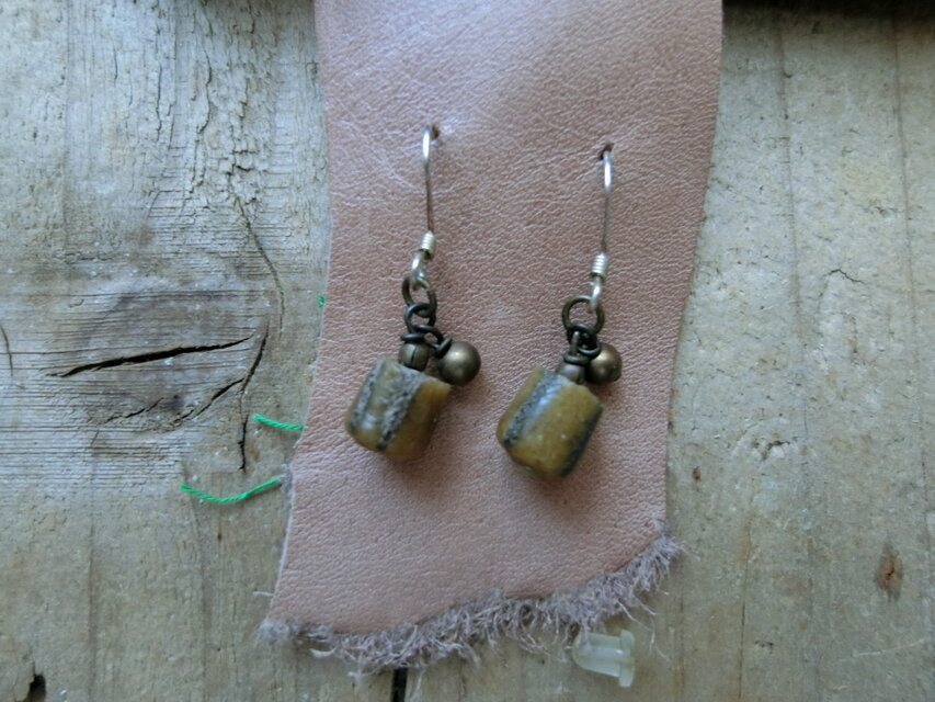 ＊しぶいっとらいばるなピアス　＠アフリカ再生玉＋真鍮ビーズ