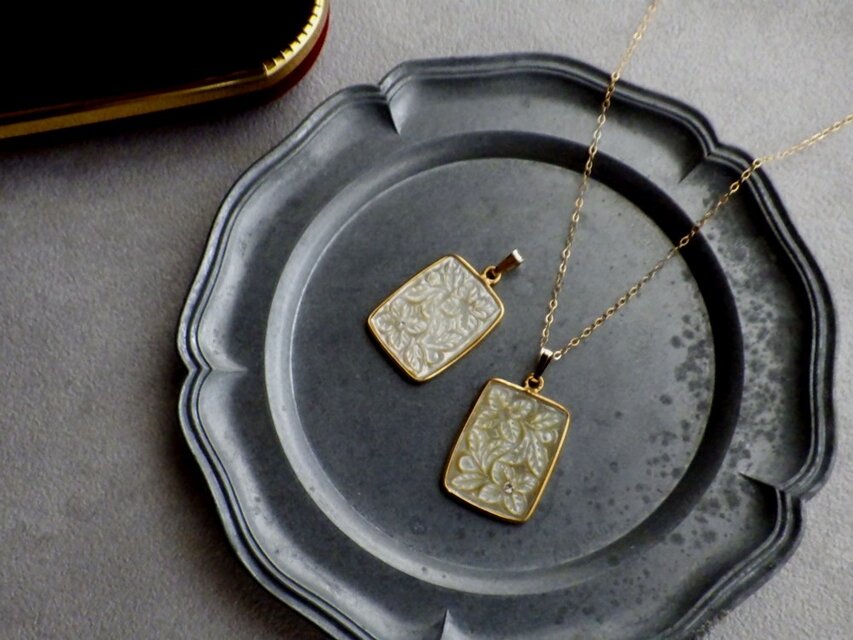 【限定数】 マザーオブパール ペンダント ネックレス ■ 18金フレーム 花柄　彫加工 ■ 縦長デザイン