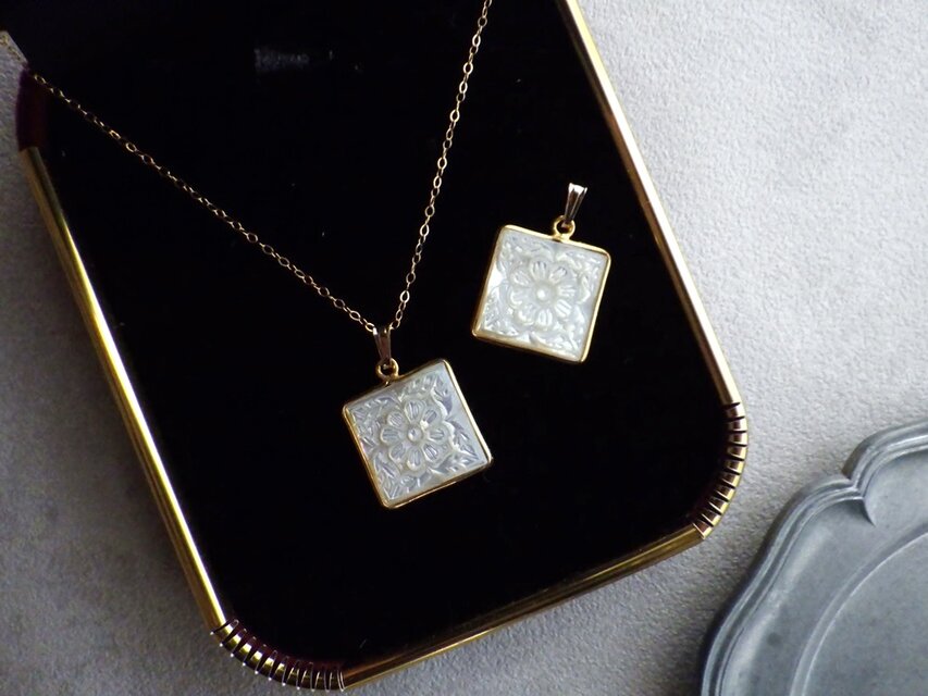 【限定数】 マザーオブパール ペンダント ネックレス ■ 18金フレーム 花柄　彫 ■ 正方形
