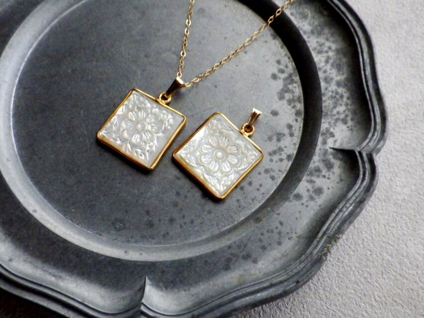 限定数】 マザーオブパール ペンダント ネックレス □ 18金フレーム 花