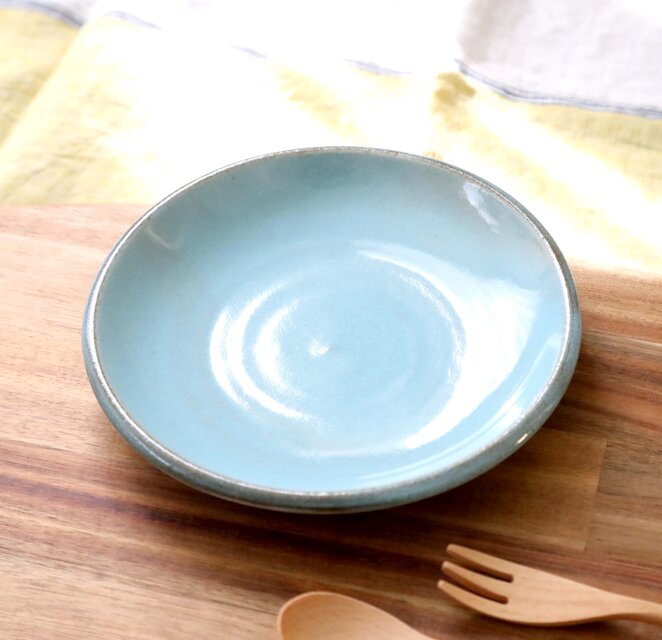 【SALE】こっくり水色釉薬の中皿 縁錆