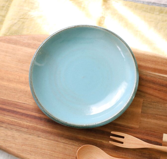 SALE】こっくり水色釉薬の中皿 縁錆 | iichi 日々の暮らしを心地よく