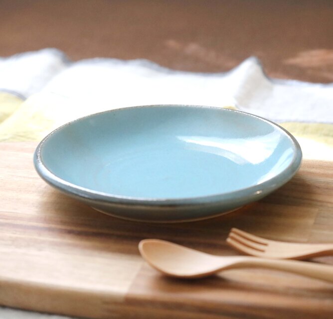 SALE】こっくり水色釉薬の中皿 縁錆 | iichi 日々の暮らしを心地よく