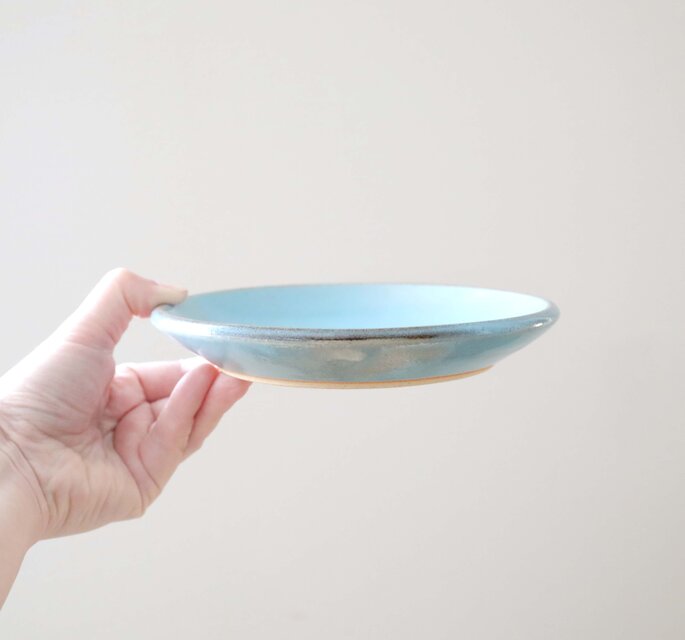 SALE】こっくり水色釉薬の中皿 縁錆 | iichi 日々の暮らしを心地よく