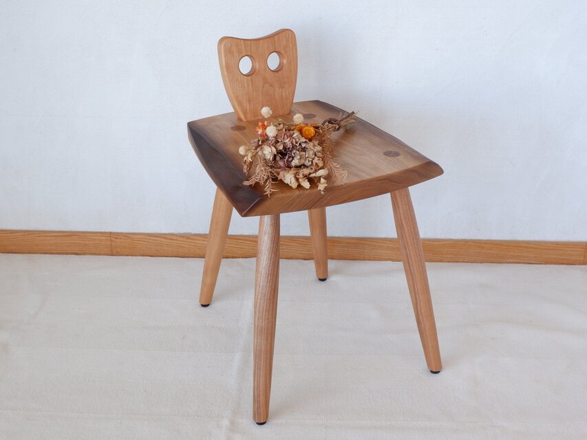 小さな背もたれの椅子