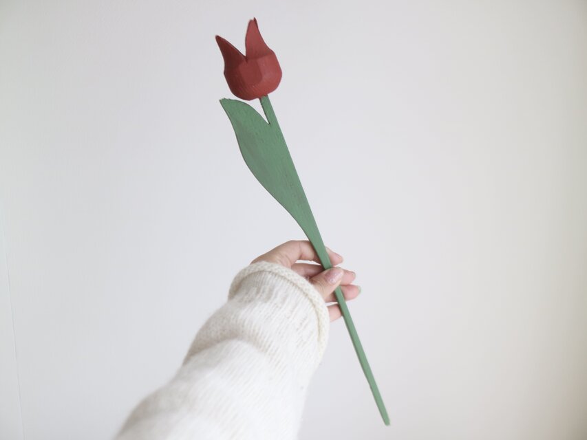 スウェーデンで見つけた木製チューリップ ダークレッド  No.5569