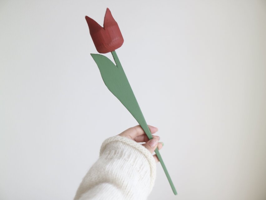 スウェーデンで見つけた木製チューリップ ダークレッド  No.5570