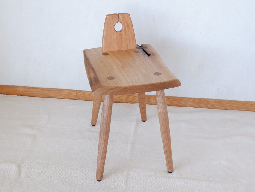 小さな背もたれの椅子