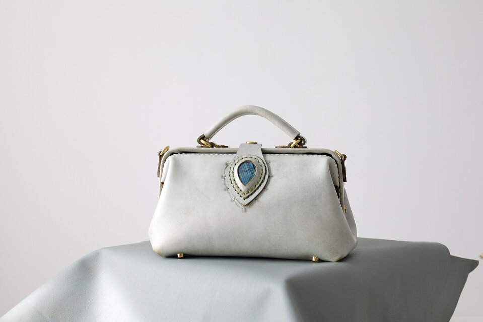 「天然石×革の組み合わせ」大人気！横型がま口バッグ 手作りのレザーショルダーバッグレディース 総手縫いのコピー