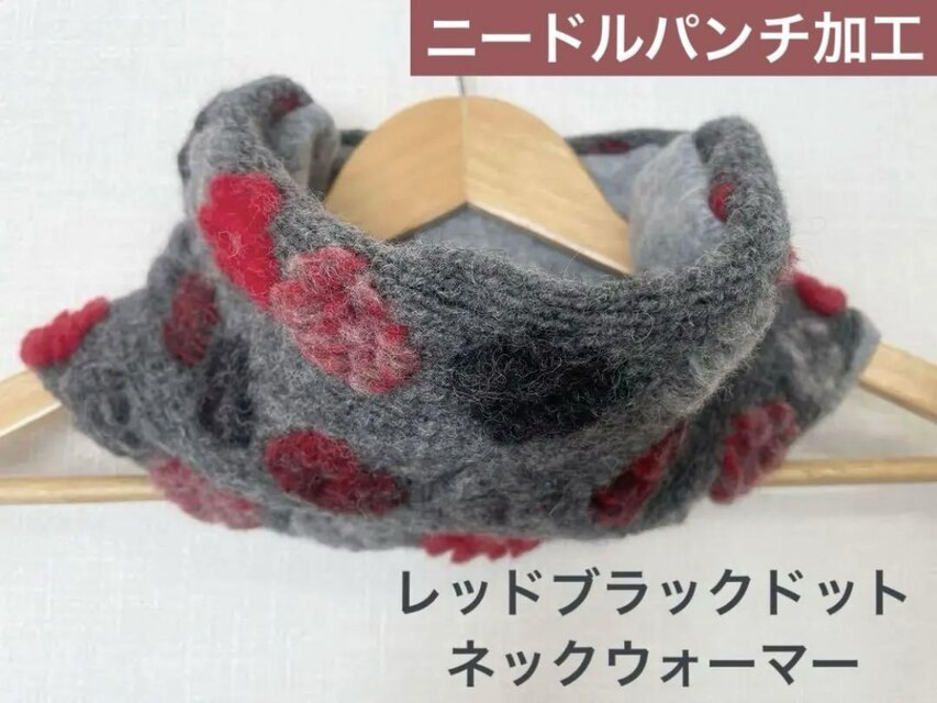 花柄スヌード、グレー地にレッドとブラックのドットデザインネックウォーマー