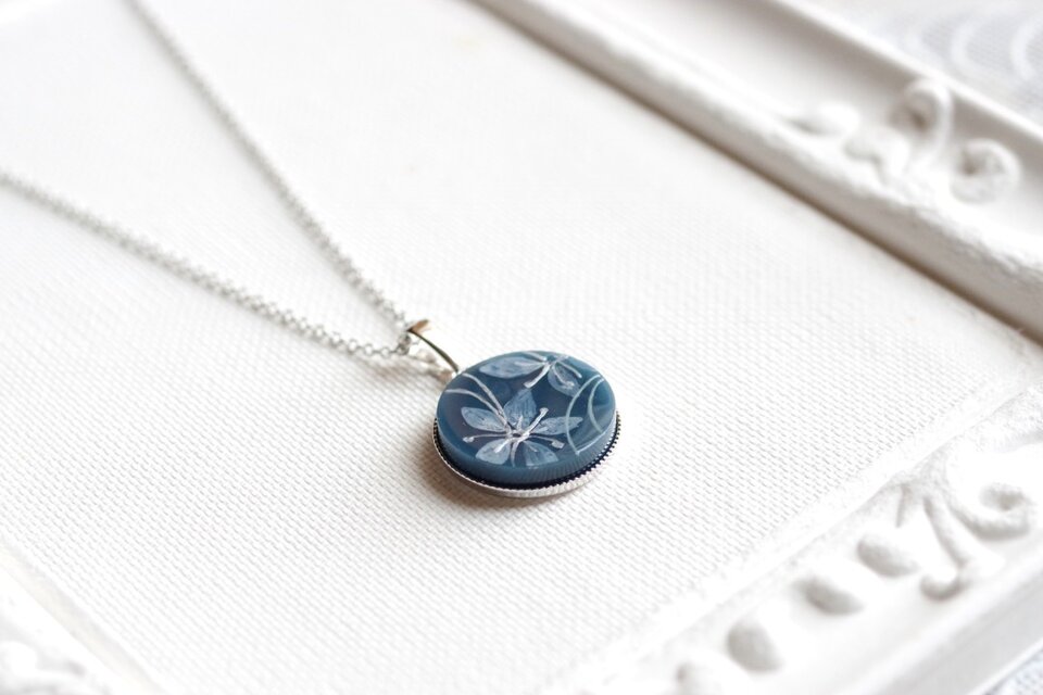 レジンアート　ラウンドペンダント〈白花・コバルトブルー〉