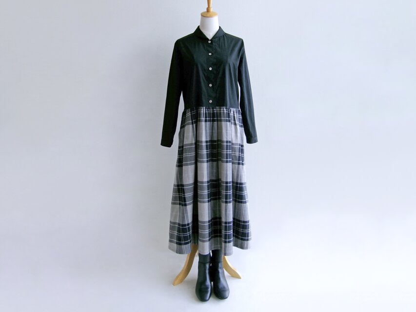 クラシックな雰囲気のワンピース（ギャザースカート＊播州織・黒系チェック柄）