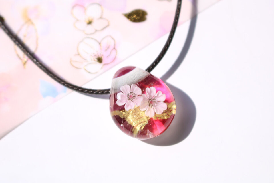 桜のとんぼ玉ガラスペンダント（小） 金箔入り 金赤 | iichi