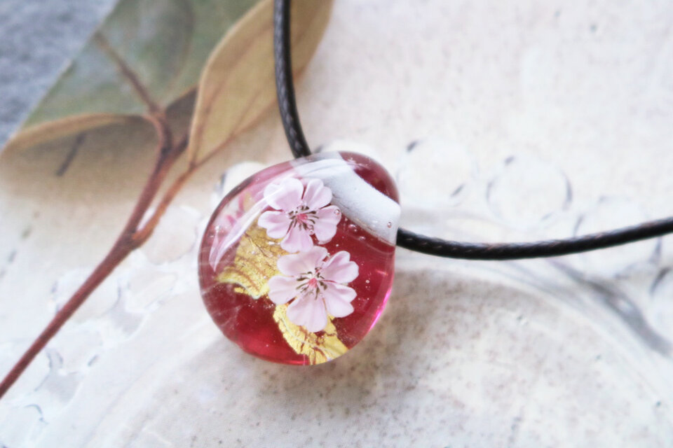 桜のとんぼ玉ガラスペンダント（小） 金箔入り 金赤 | iichi