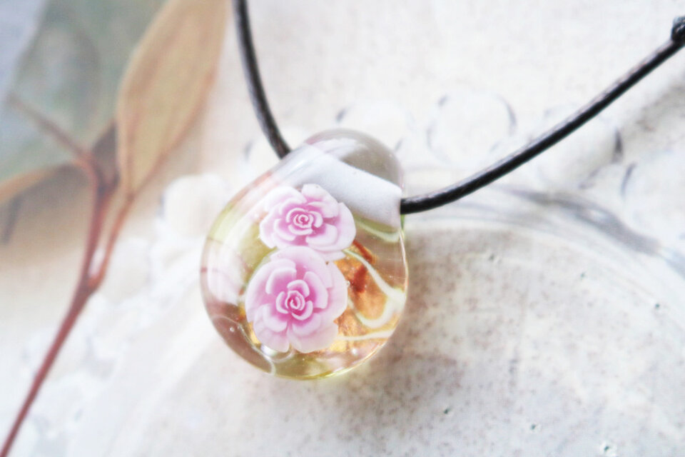薔薇のとんぼ玉ガラスペンダント（小）　金箔入り