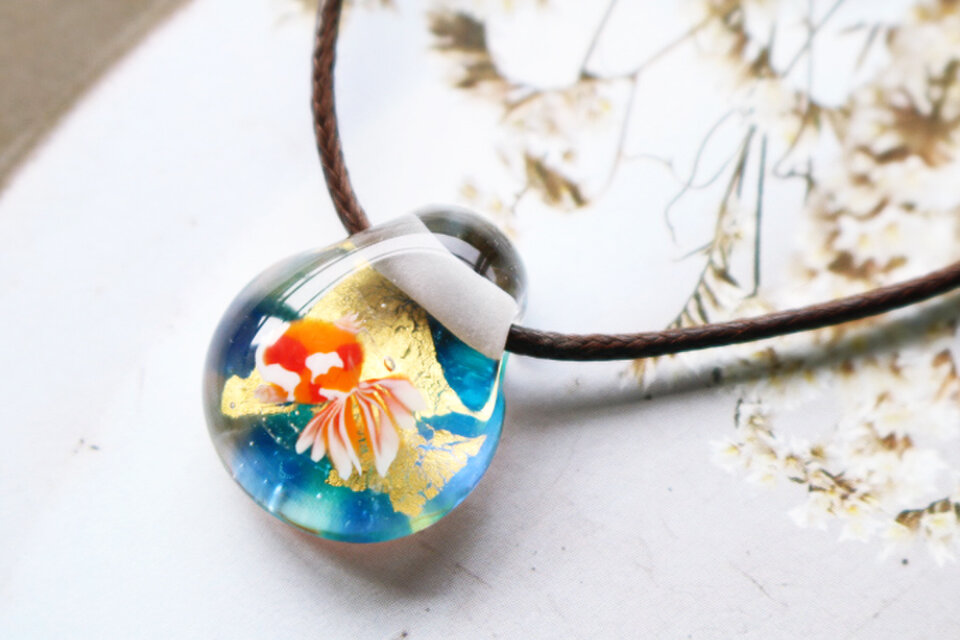 金魚のとんぼ玉ガラスペンダント（小サイズ）　金箔入り