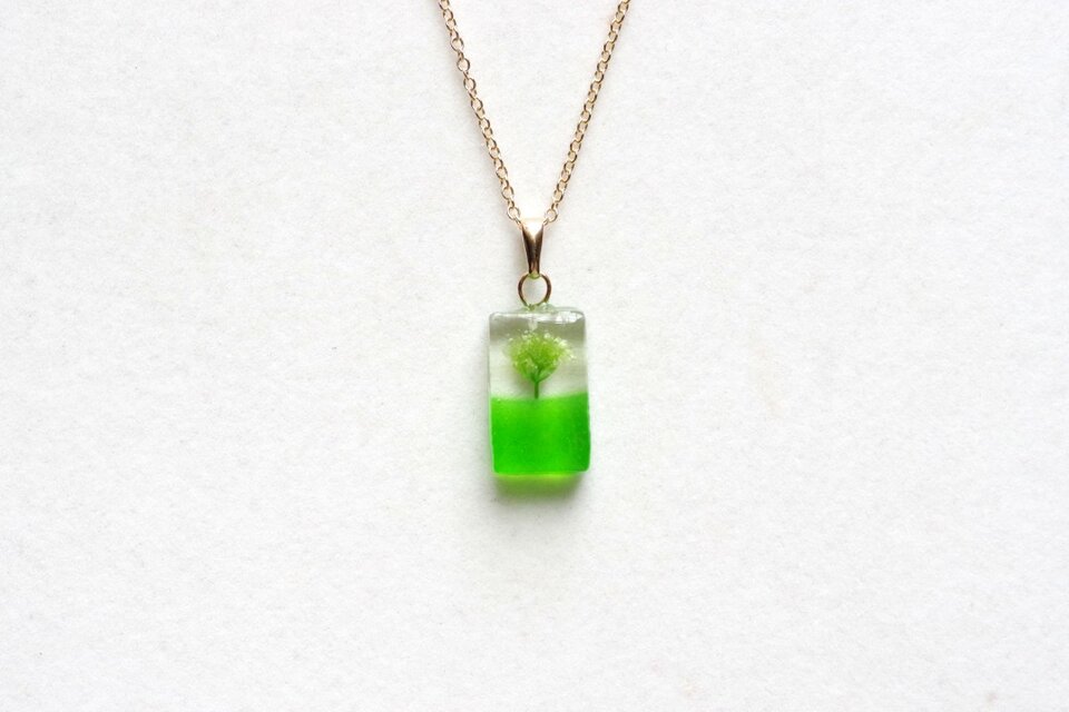 レジンアート　長方形のペンダント〈一輪の花・アップルグリーン〉