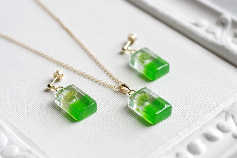 レジンアート 長方形のペンダント〈一輪の花・アップルグリーン