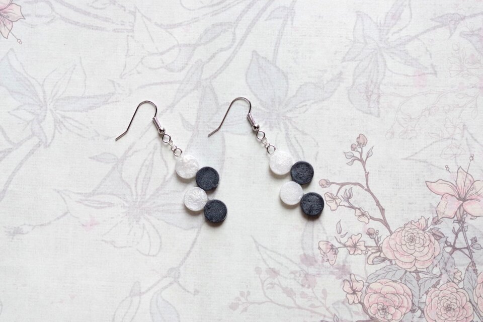 レジンアート　丸を連ねてピアス〈クロスグリ〉タイプ２