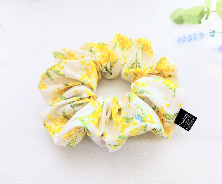 ミモザと青い小鳥のシュシュ（オフホワイト)