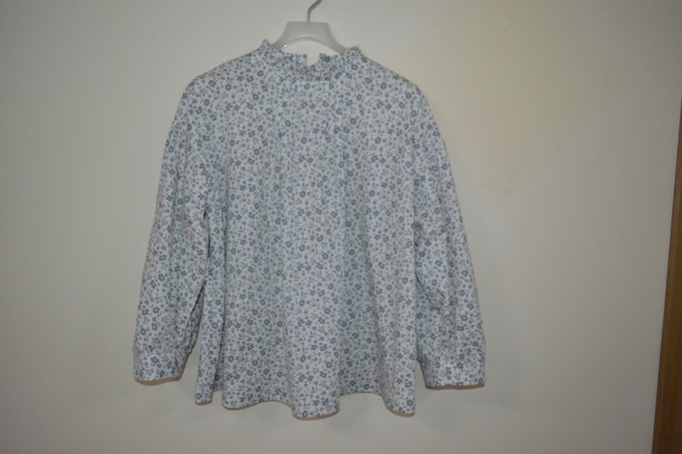 大人可愛い！「小花のフリル襟ブラウス」