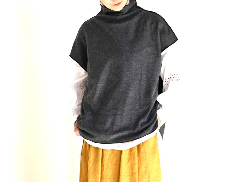 サクッとレイヤードでサマになるニットベスト