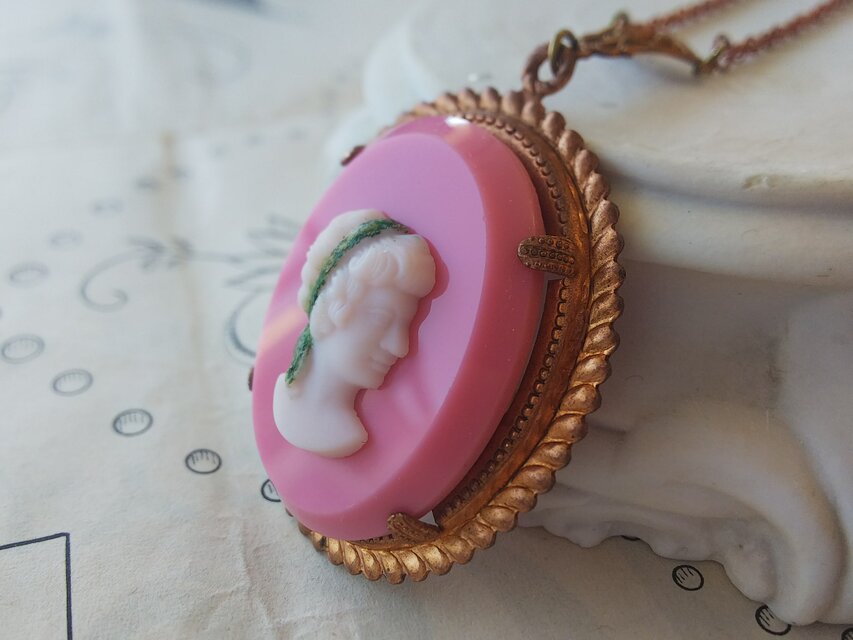 ヴィンテージ ピンク色Glassカメオ（40×30㎜）／Green&Goldリボン